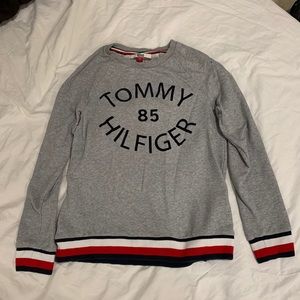 grey tommy hilfiger crew neck sweatshirt
